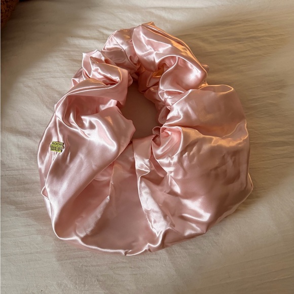 Room Shop “Bounce Baguette” Pink Scrunchie Handbag - Picture 3 of 7